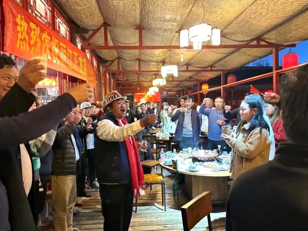 正龍28歲生日宴上，楊四龍說了什么讓人熱淚盈眶？